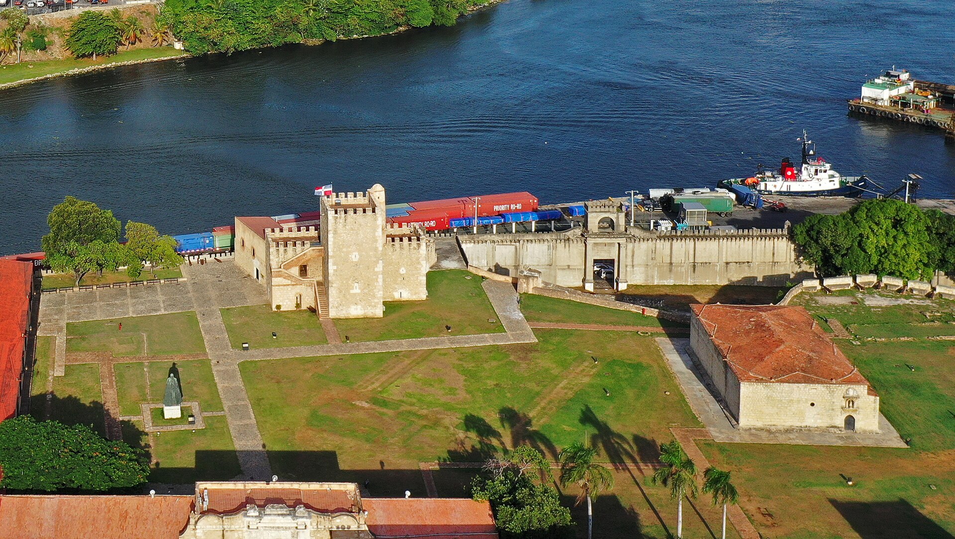 Vista aérea de la Fortaleza Ozama y la Ciudad Colonial de Santo Domingo, junto al río.