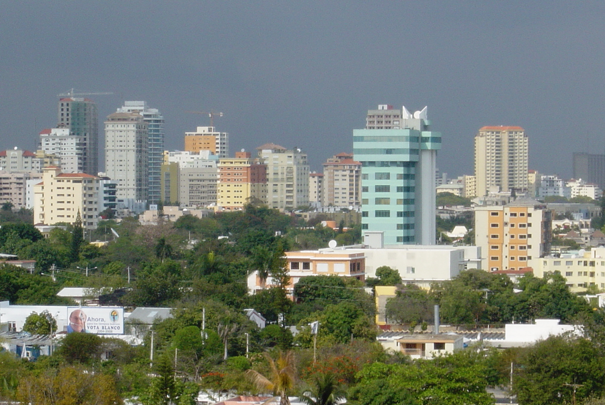 Skyline de Santo Domingo visto desde el Malecón.