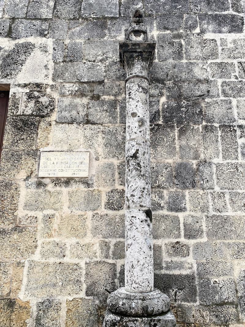 Calle Las Damas: muro de piedra, farol y adoquines en la Ciudad Colonial