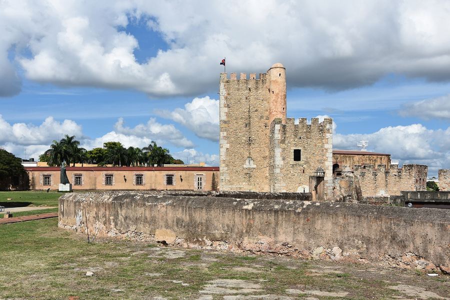 Fortaleza Ozama vista desde la margen del río, con la muralla de piedra y el agua al frente