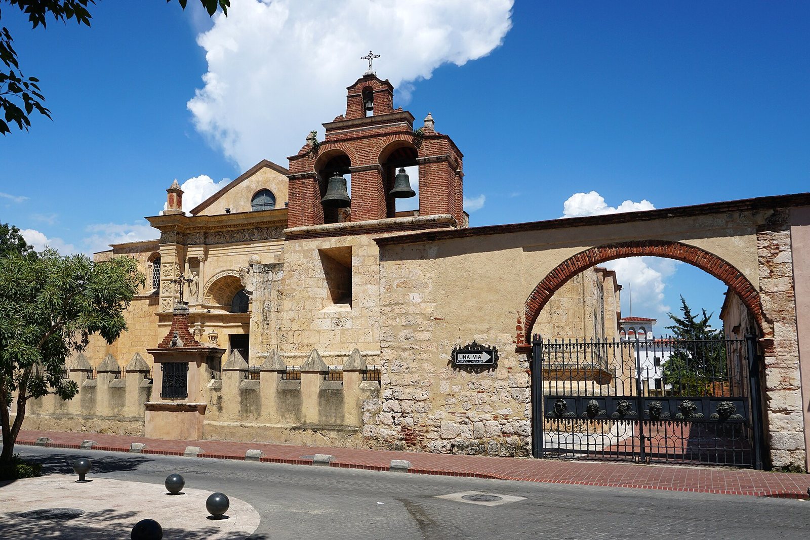 Fachada de piedra de la Catedral Primada de América, frente a la plaza.