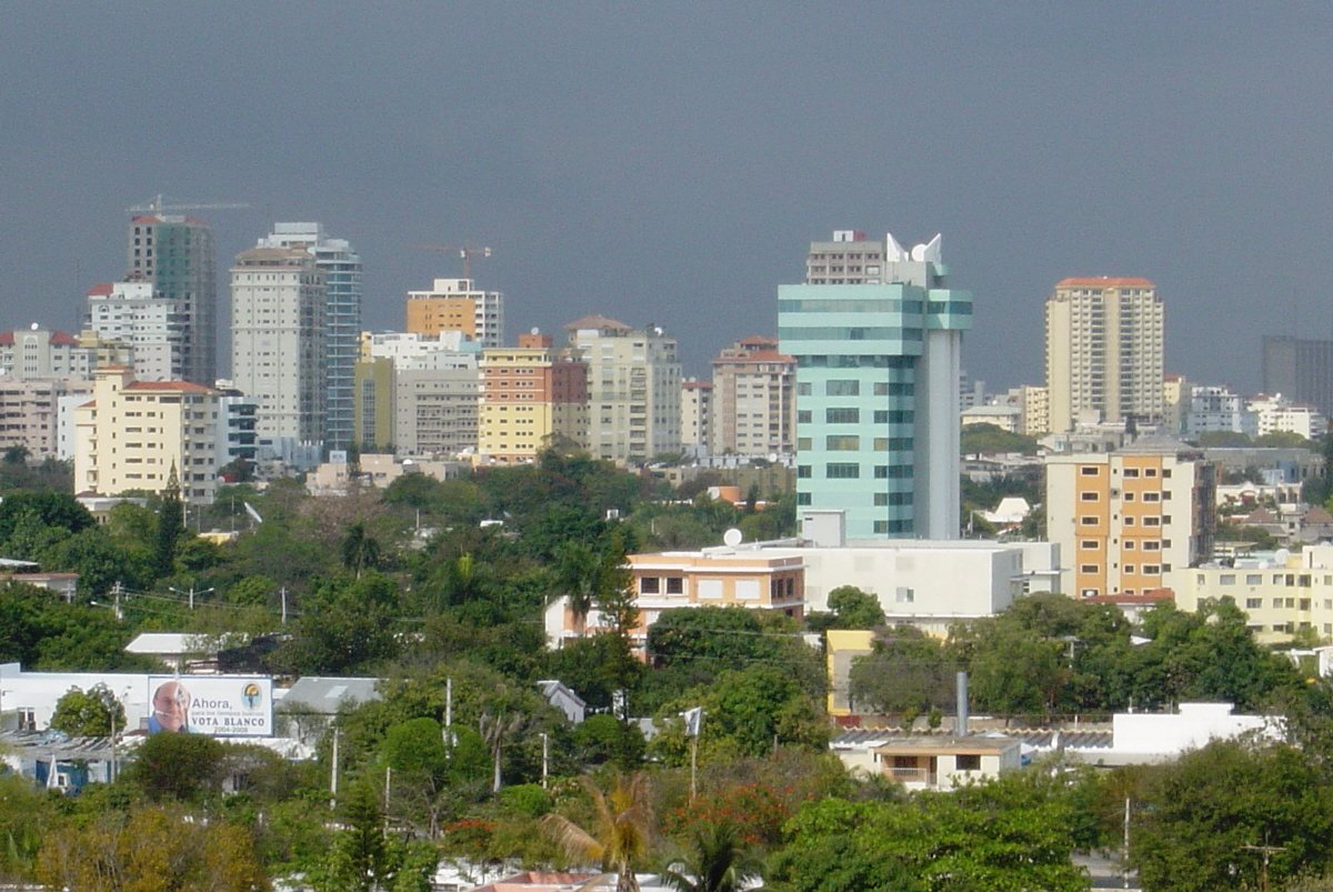 Skyline de Santo Domingo visto desde el río, con las torres del centro detrás.